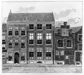 835544 Gezicht op de voorgevels van de huizen Ganzenmarkt 5 rechts) -13 te Utrecht uit het noorden.